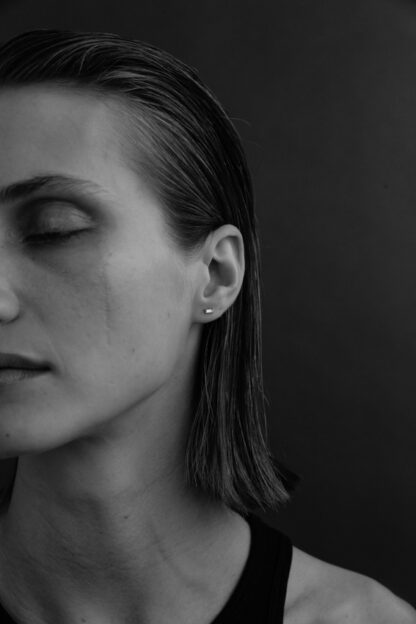 Saskia Diez Baguette WIRE Solitaire Stud