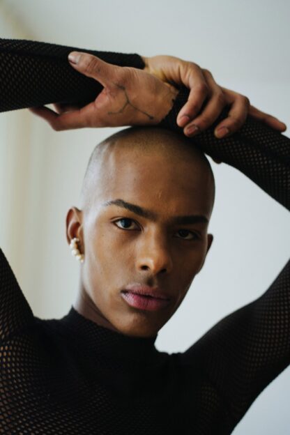 saskia diez Drop PEARL hugging earrings