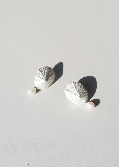 Saskia Diez Limpet Pearl Ear Studs