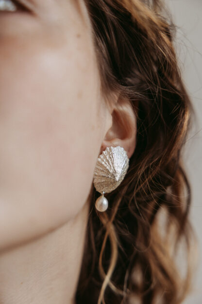 saskia diez Limpet pearl ear studs
