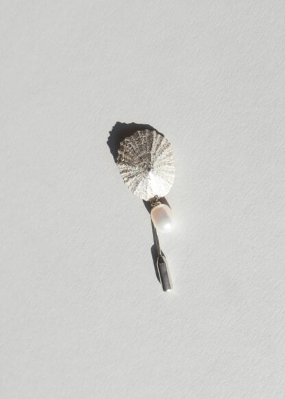 saskia diez Limpet Pearl Needle