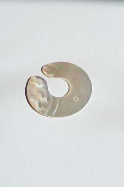saskia diez MOP disc earcuff No2
