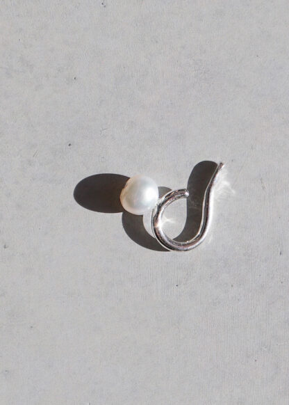 Saskia Diez Pearl Earcuff