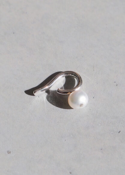saskia diez Pearl Earcuff