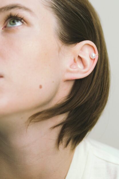 Saskia Diez Wire Pearl Earcuff