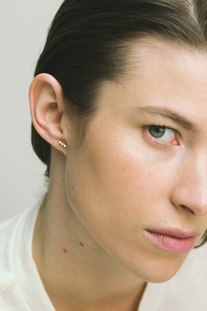 saskia diez Wire TRIO diamond stud