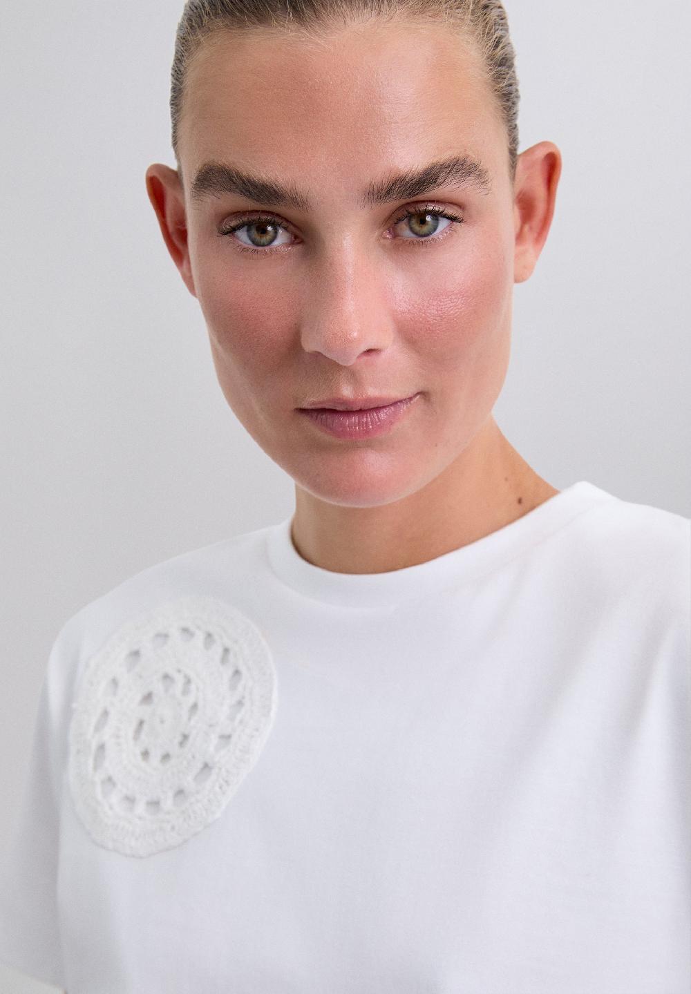 Scalpers T-SHIRT WITH CROCHET DETAILS ECRU