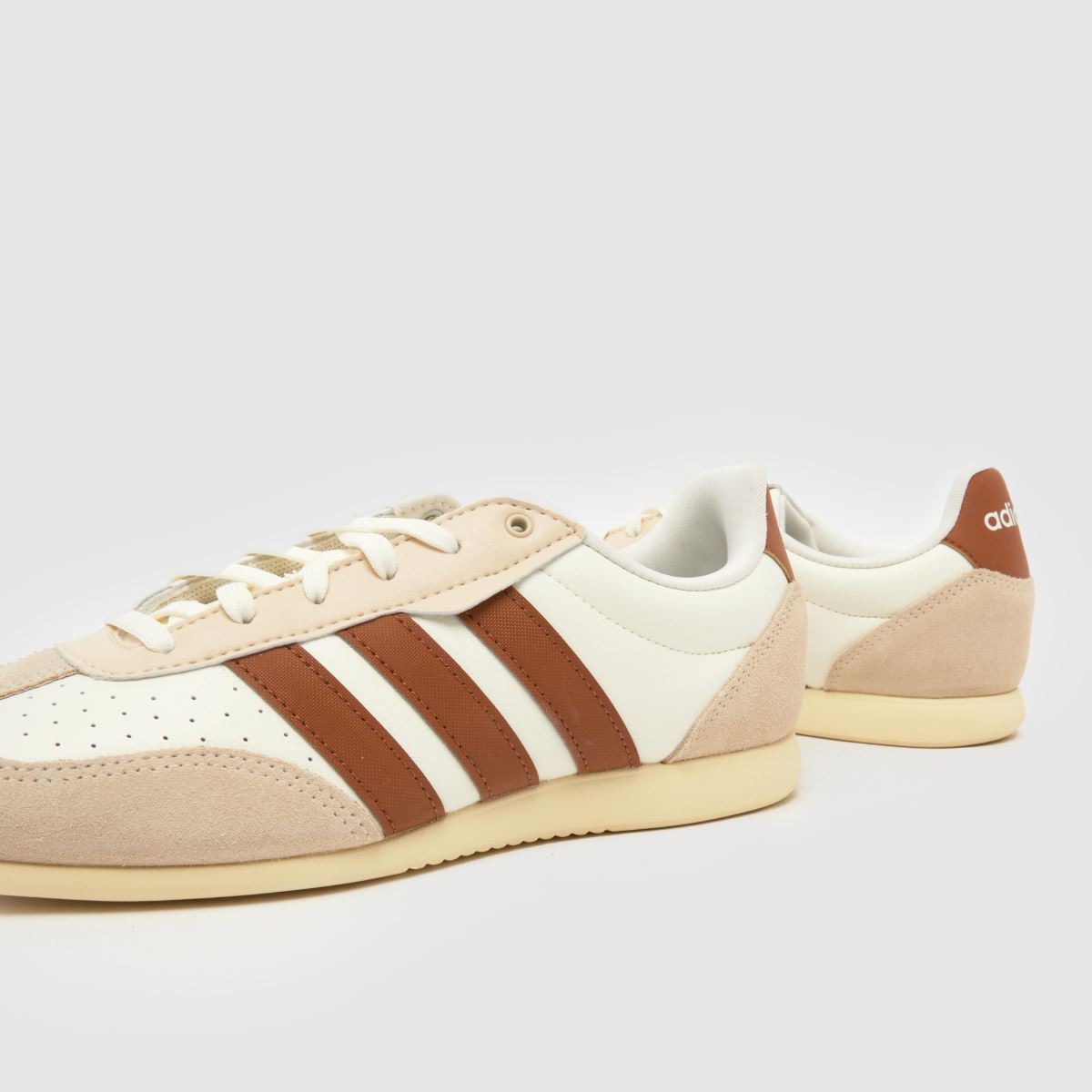 Schuh Adidas Barreda Lo In White & Brown