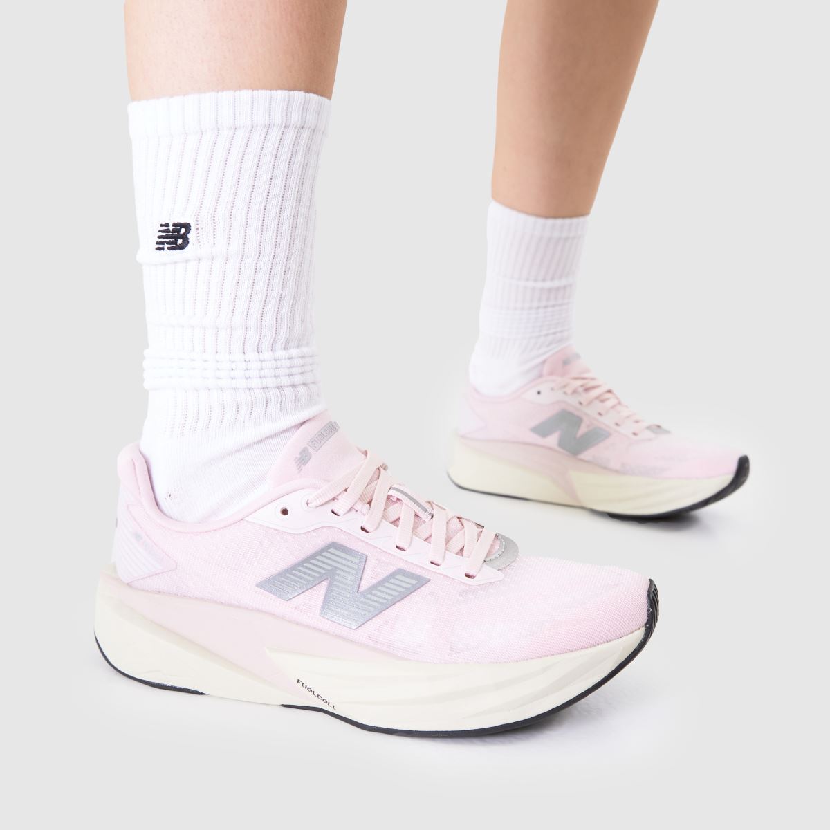 Schuh New Balance FuelCell Rebel V5 In Pale Pink
