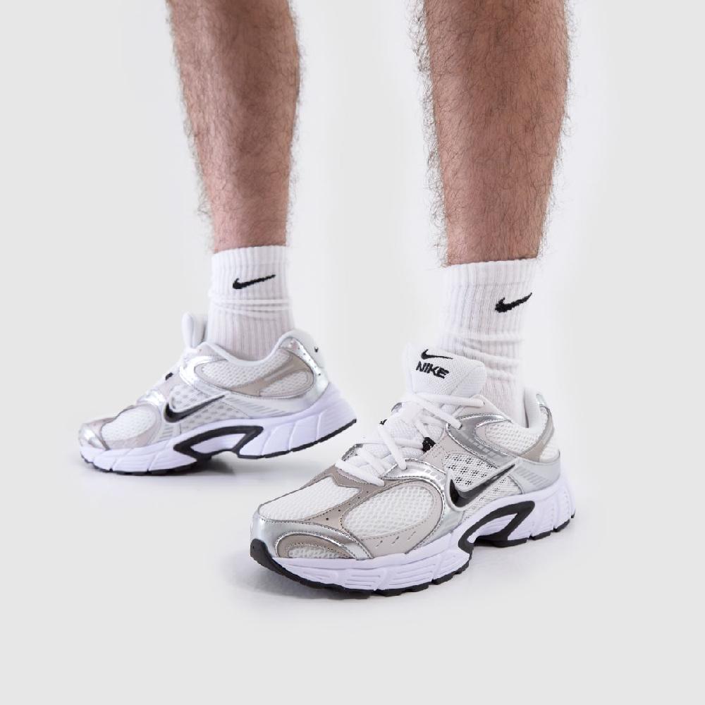 Schuh Nike V5 RNR In White & Black