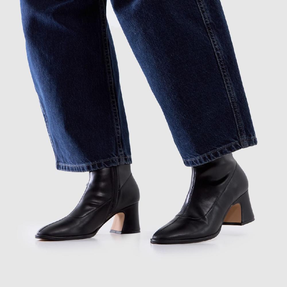 Schuh Schuh Brenna Sock In Black