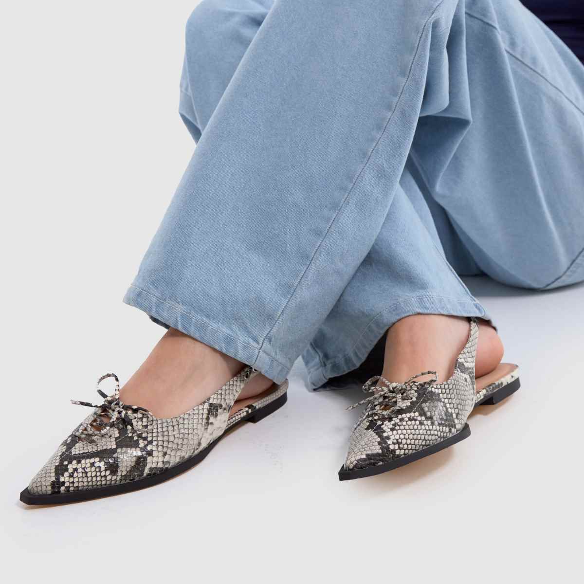 Schuh Schuh Lorie Point Hardware In White & Black