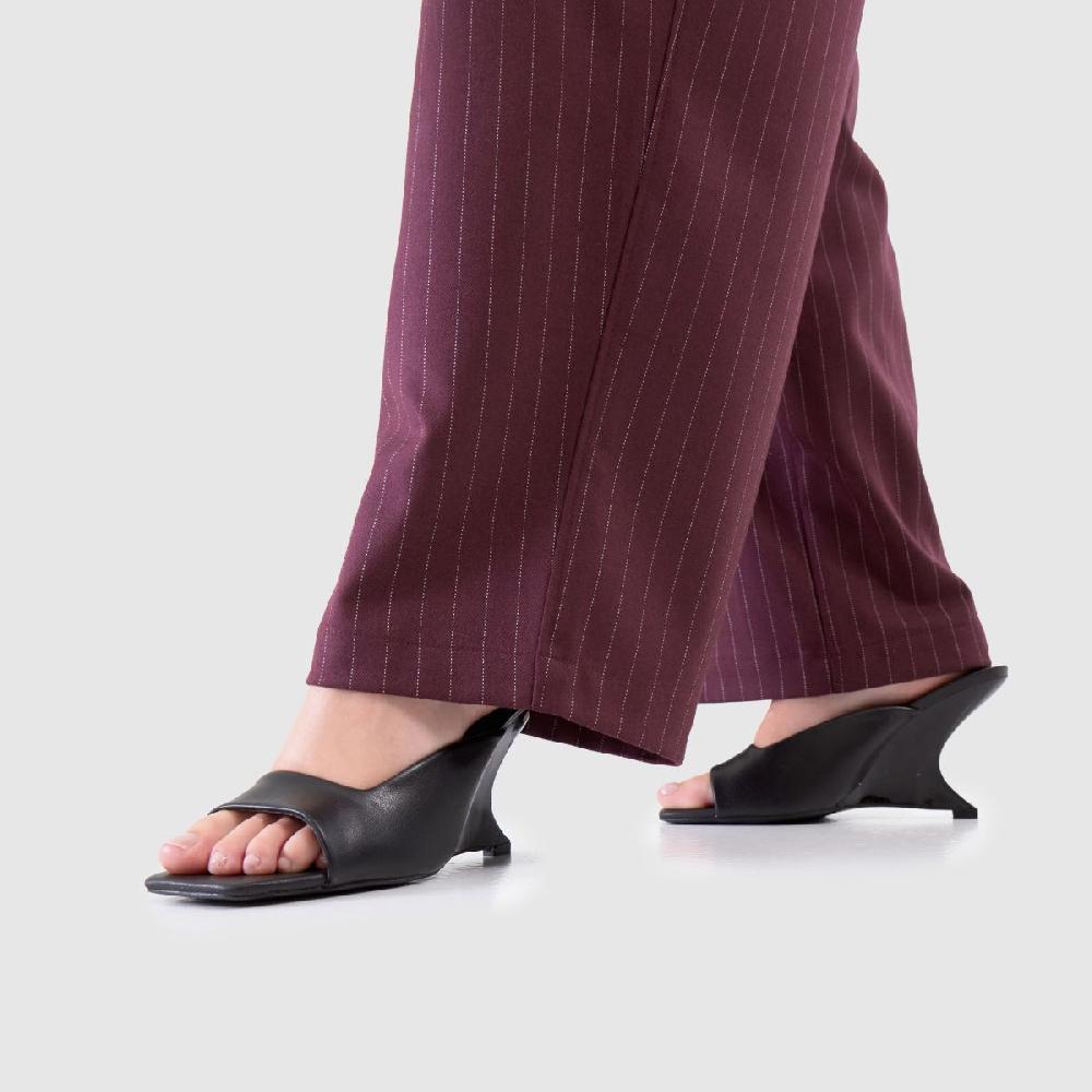 Schuh Schuh Stormi Wedge Mule In Black