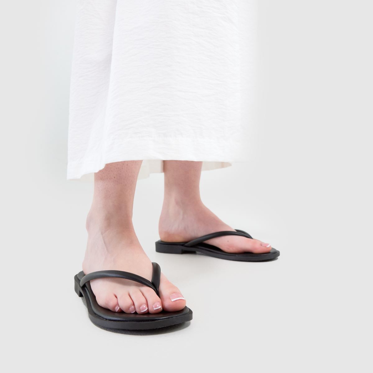 Schuh Schuh Tulia Toe Post In Black