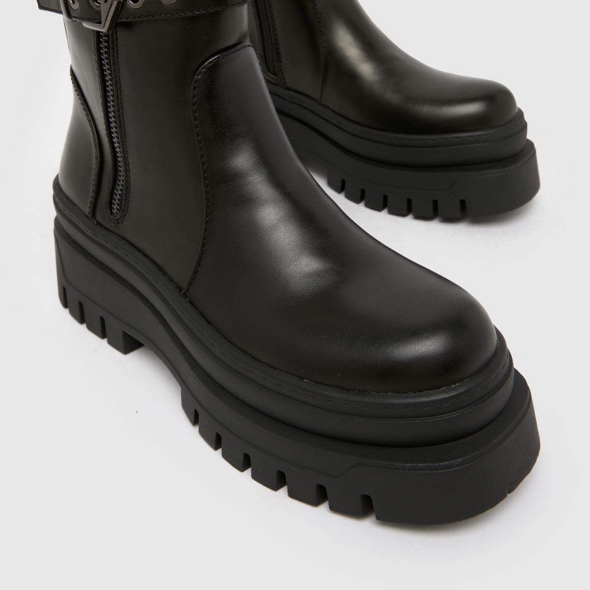 Schuh SIMMI Riyad Chunky Buckle In Black