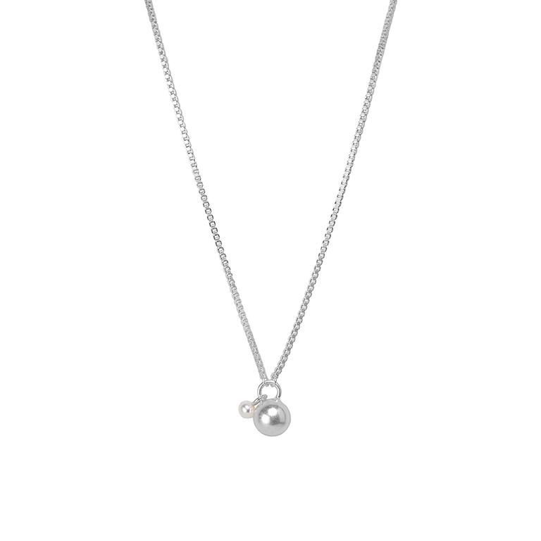 sence copenhagen Essentials London necklace ball & pearl matt silver plated - 80 CM
