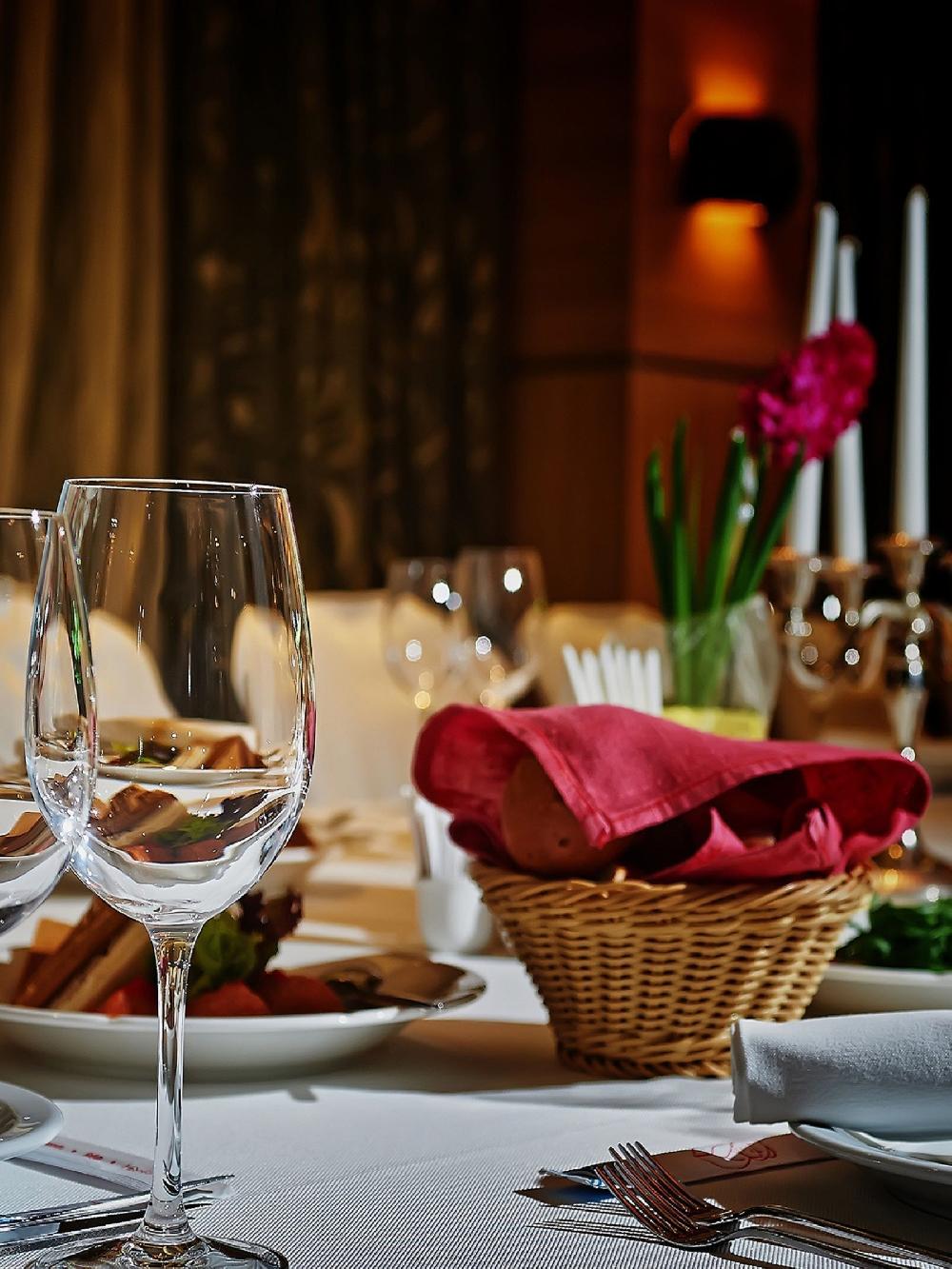 seraphine AS One Night Escape With Dinner For Two Gift Experience