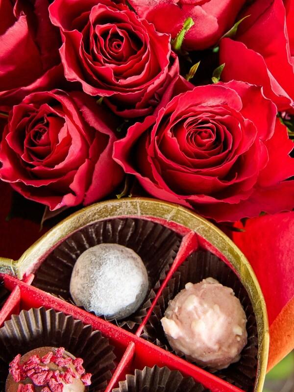 Seraphine Red Valentines 12 Roses And Chocolates Fresh Flower Bouquet Gift Set
