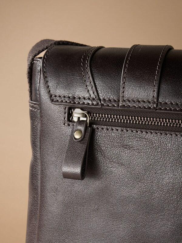 Seraphine Brown Signature Messenger