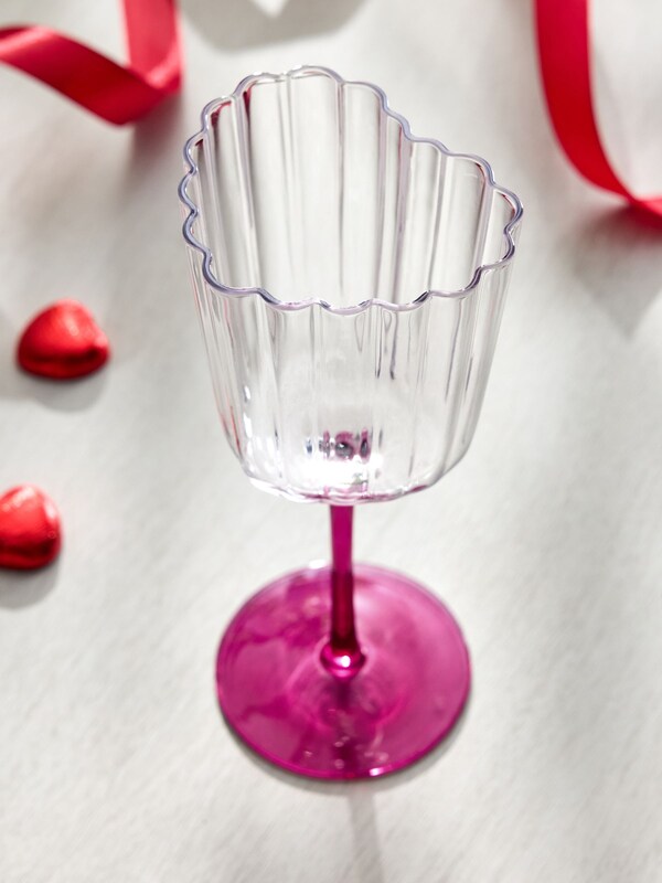 Seraphine Set Of 2 Pink Scalloped Heart Wine Glasses
