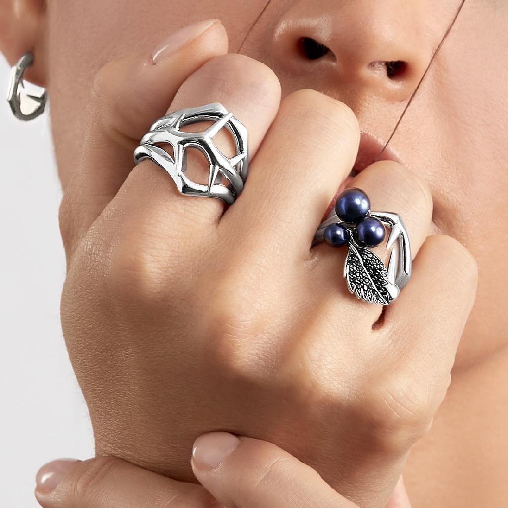 Shaun Leane Blackthorn Pearl Leaf Ring - Silver Black Spinel & Black Pearl