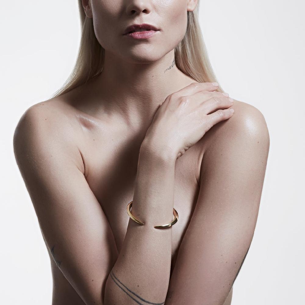 Shaun Leane Sabre Fine Medium Bangle - 18ct Yellow Gold