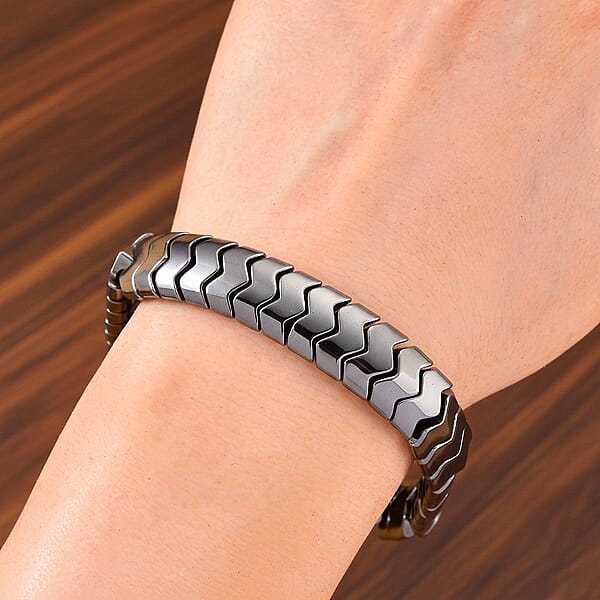 Shop Lc Black Hematite Chevron Block Stretch Men's Bracelet 207.50 Ctw (8-8.5 Inches)