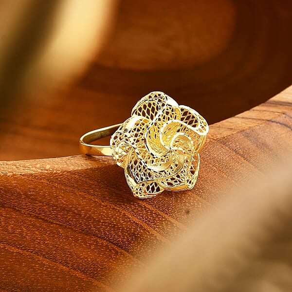 Shop Lc Blooming Flower Ring In 10K Yellow Gold 2.30 Grams