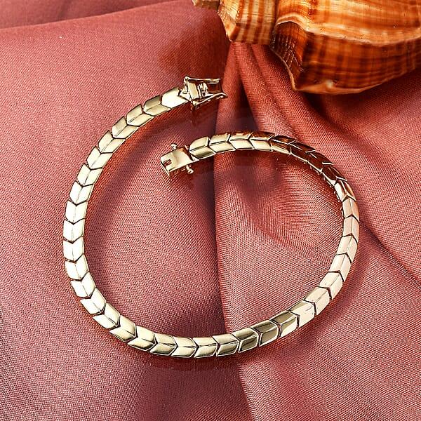 Shop Lc Luxoro Chevron Link Bracelet In 10K Yellow Gold (7.25 In) 7.15 Grams