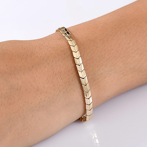 Shop Lc Luxoro Chevron Link Bracelet In 10K Yellow Gold (7.25 In) 7.15 Grams