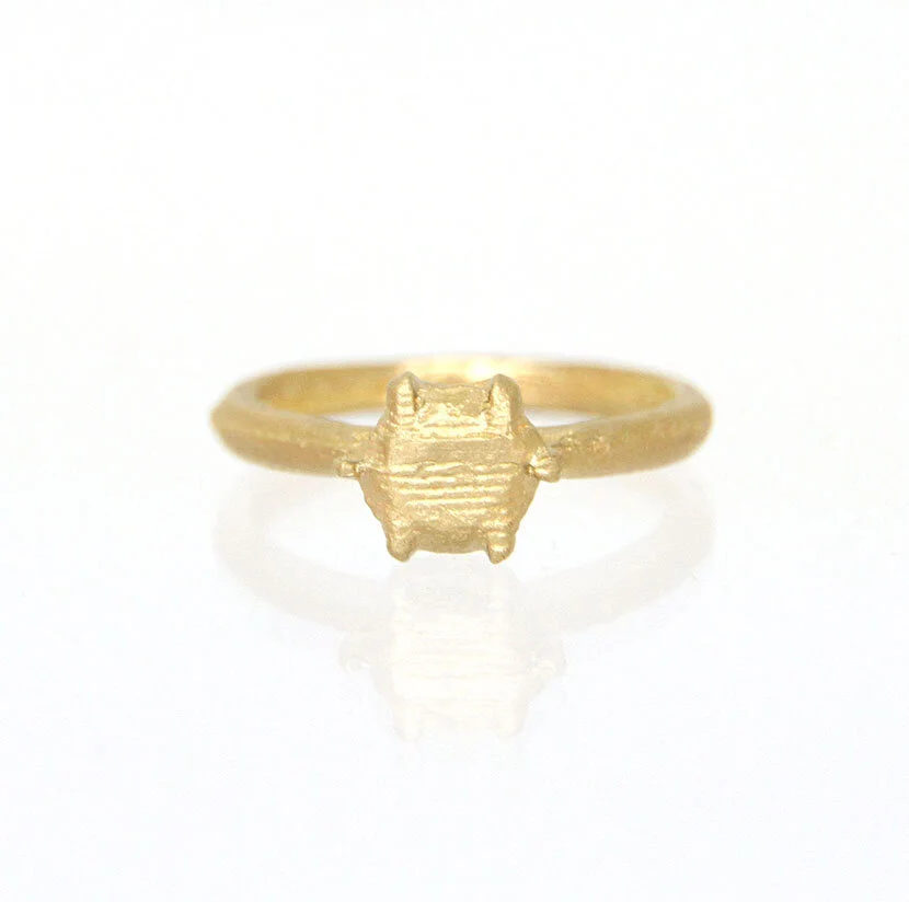 sian evans jewellery recycled 18ct solid gold solitaire ring with gold diamond