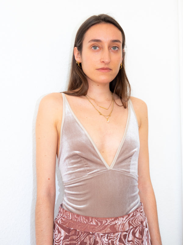 simone wild Velvet Body Babe taupe