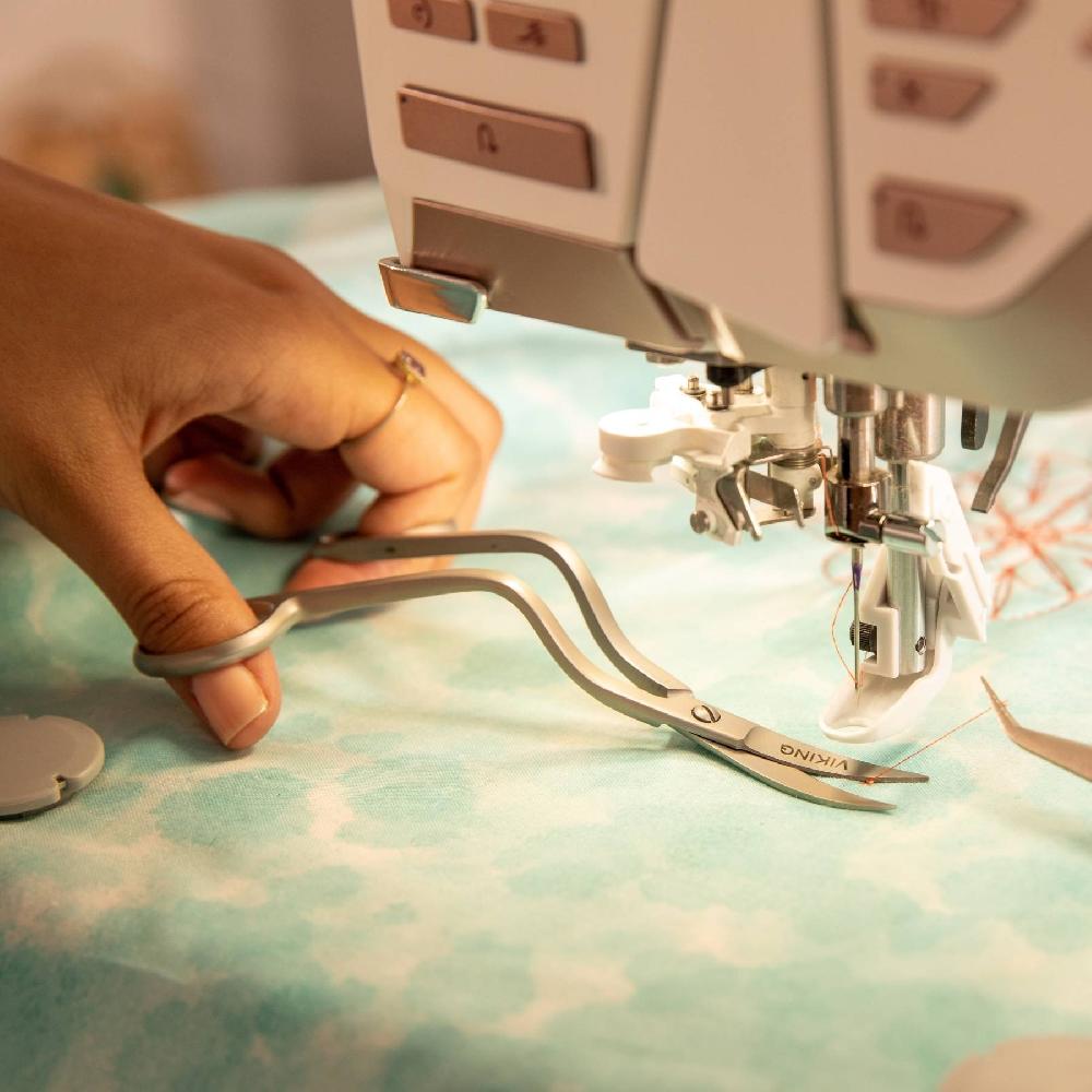 Singer HUSQVARNA® VIKING® 6in/15.2cm Double Curved Embroidery Scissor