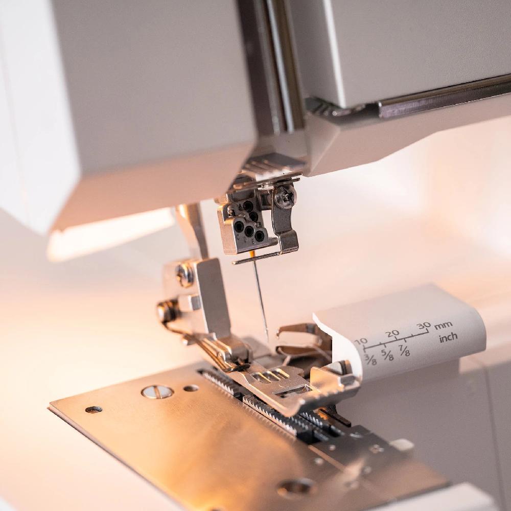Singer HUSQVARNA® VIKING® HUSKYLOCK™ S21 Overlock Machine