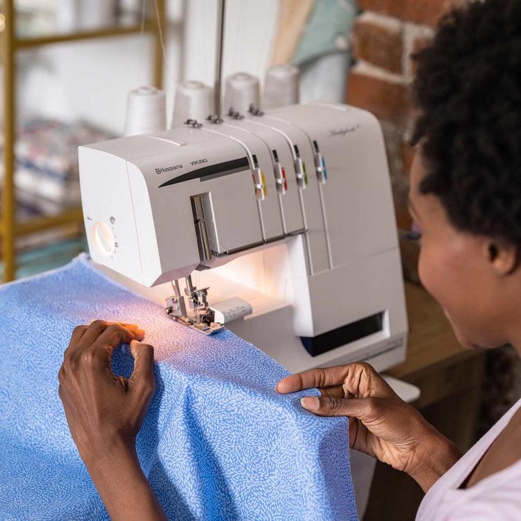 singer HUSQVARNA® VIKING® HUSKYLOCK™ S21 Overlock Machine Bundle