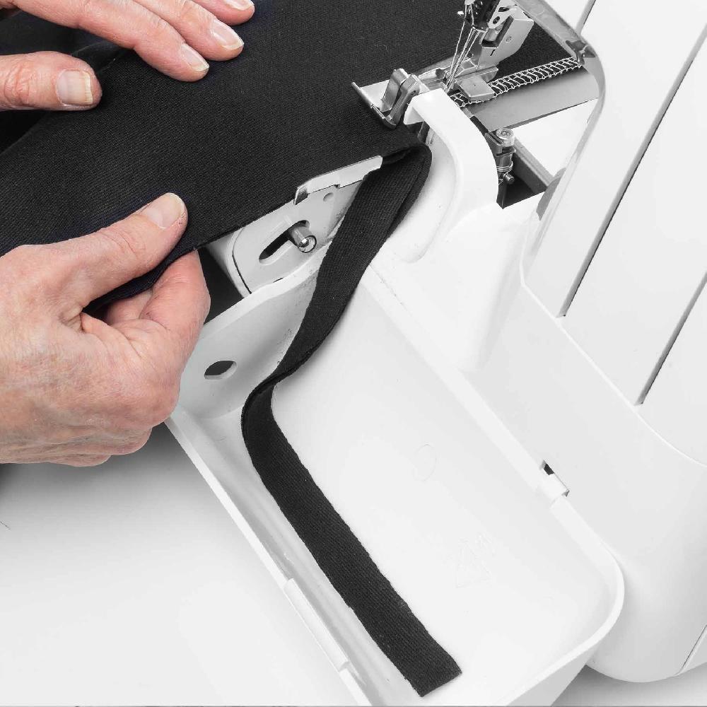 Singer HUSQVARNA® VIKING® Refurbished AMBER S|100 Overlock Machine