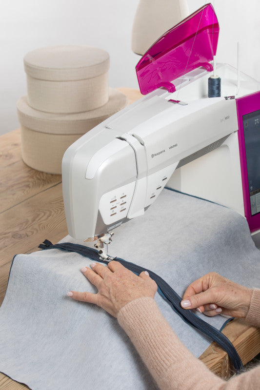 Singer HUSQVARNA® VIKING® Refurbished EPIC™ 980Q Sewing Machine