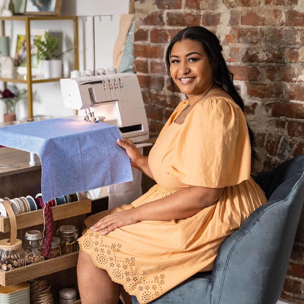 Singer HUSQVARNA® VIKING® Refurbished HUSKYLOCK™ S21 Overlock Machine