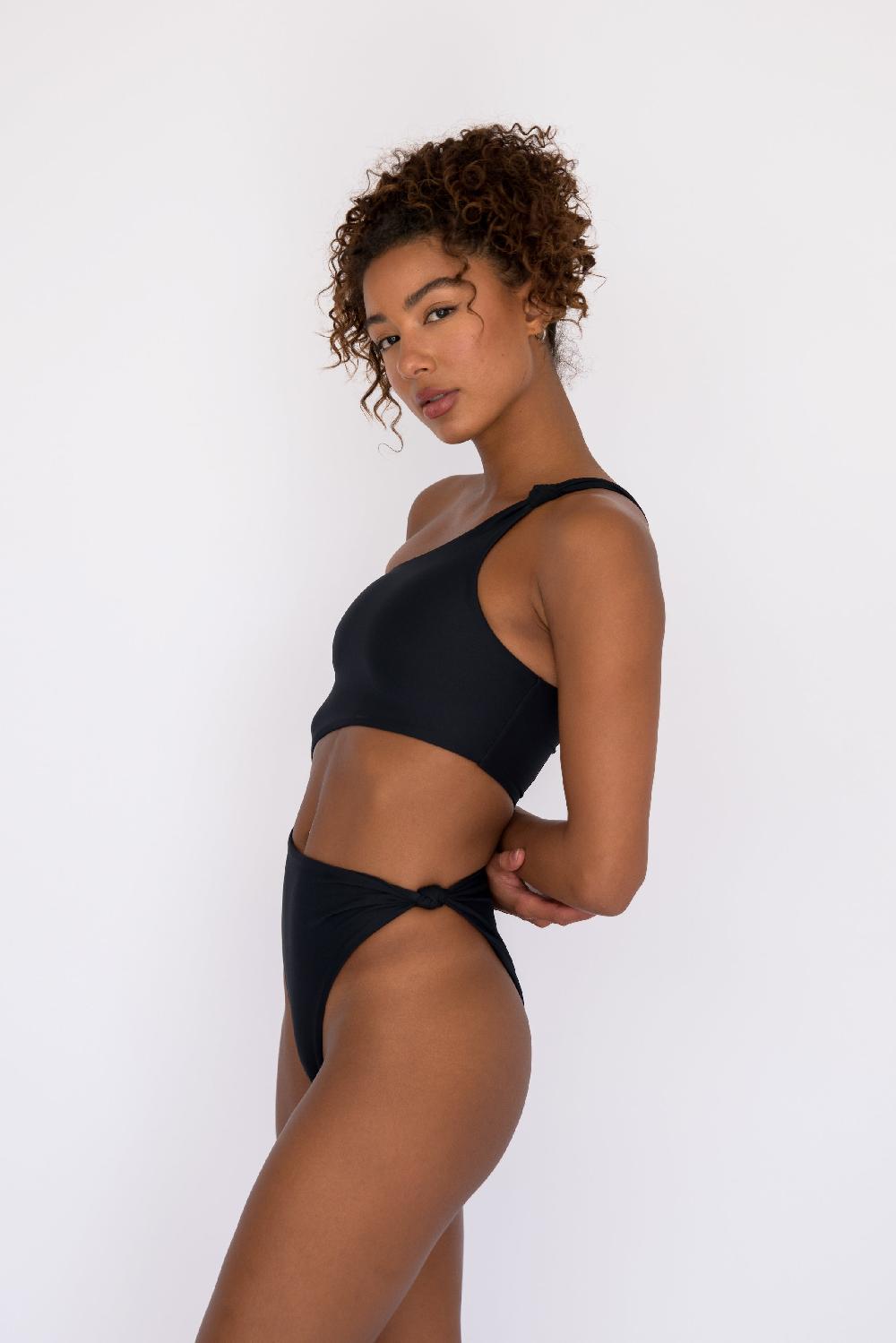 Skatïe Nicole One Piece In Black – SKATIE