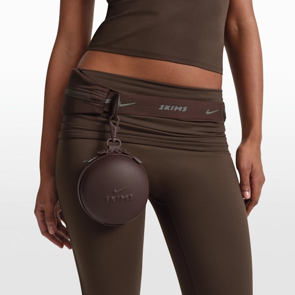 Skims NikeSKIMS ACCESSORIES HARDSHELL ROUND CASE