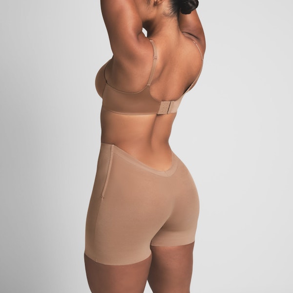 skims SHEER SCULPT LOW BACK SHORT