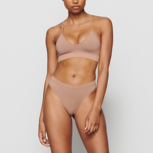 skims SOFT SMOOTHING SEAMLESS THONG