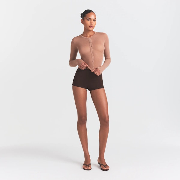 skims THE ESSENTIAL COLLECTION HIGH-WAISTED HOT SHORT