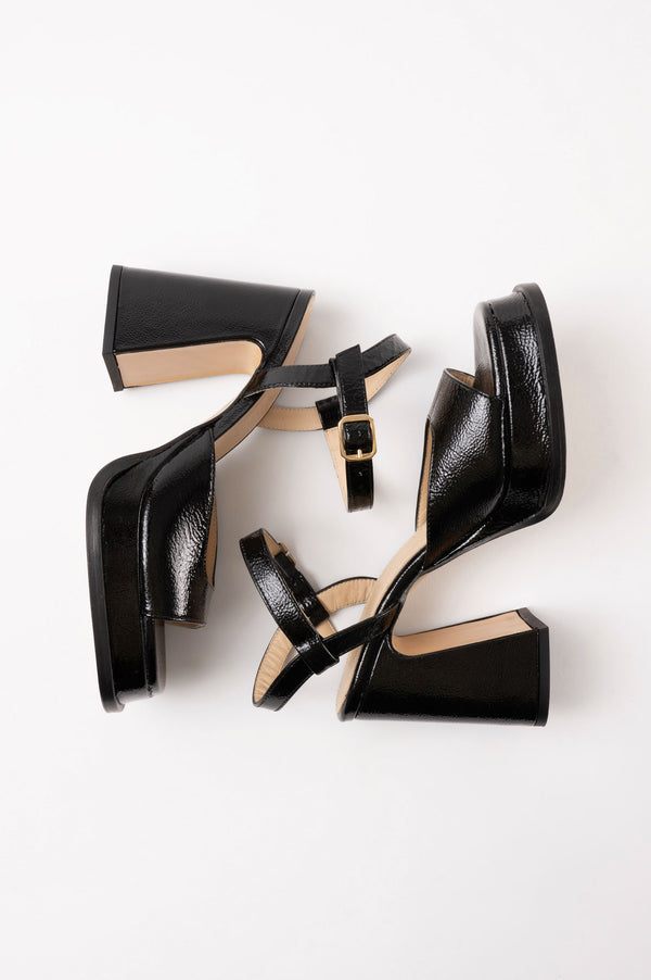Souliers Martinez GRACIABlack Wrinkled Patent Leather Platform Sandals