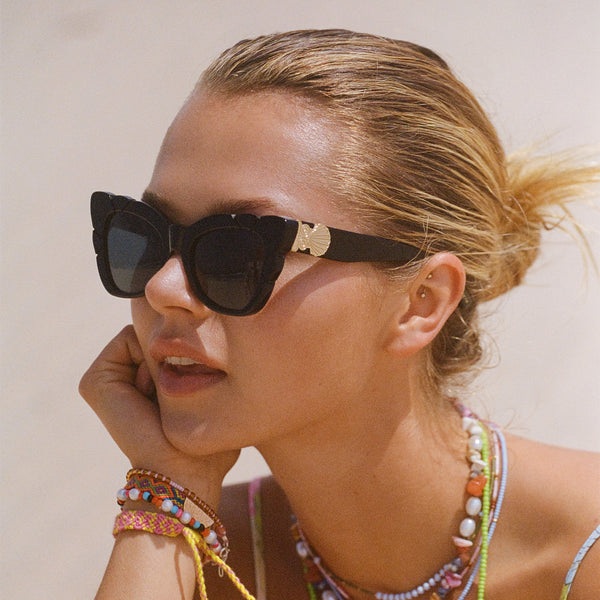 spell Marilyn with Solid Grey Lens