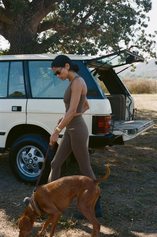 Sporty & Rich Serif Logo Legging - Toffee/White