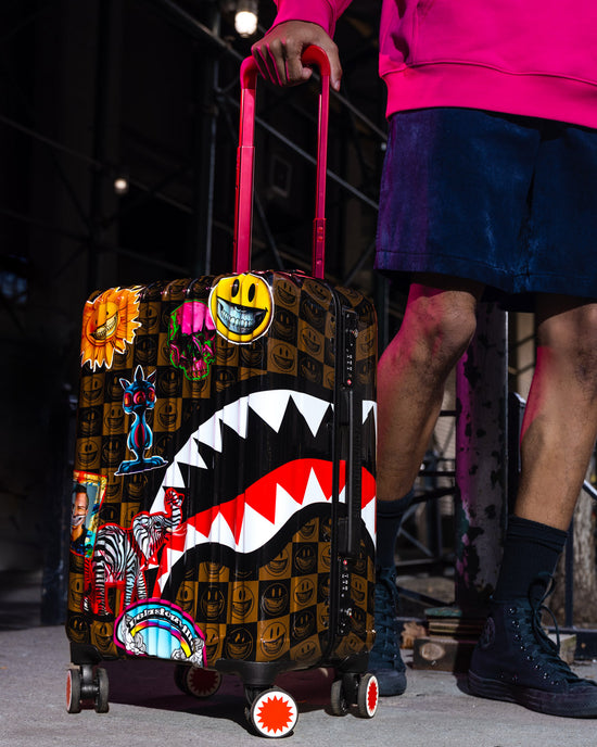 Sprayground GLOBAL MOGUL POPAGANDA RON ENGLISH EDITION HARDSHELL CARRY-ON LUGGAGE