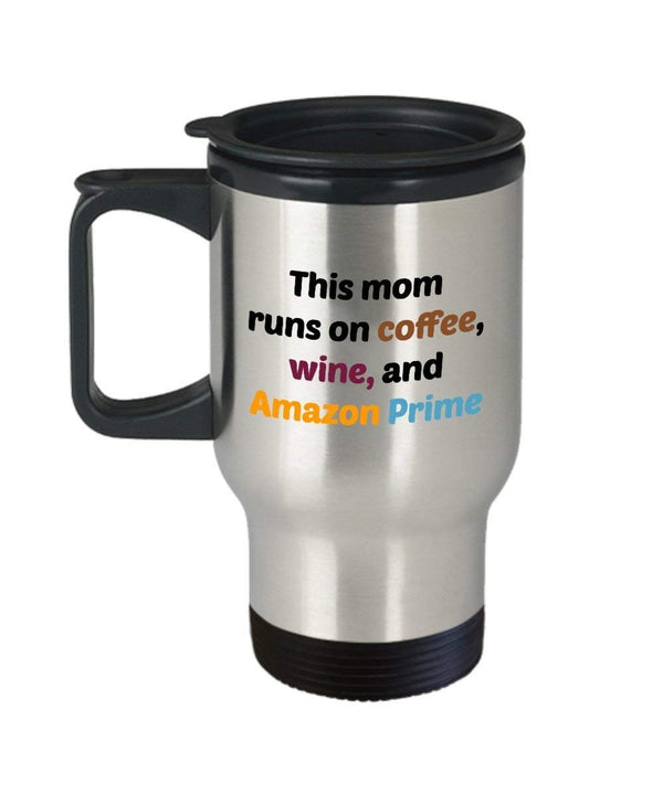 spreadpassion Tazza con scritta in lingua inglese “This Mom Runs on Coffee Wine and Amazon Prime” divertente tazza per tè caldo e cacao idea regalo per compleanno Natale anniversario