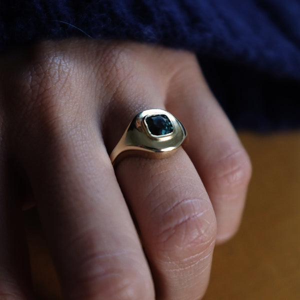 Starling GREEN SAPPHIRE RIPPLE SIGNET RING