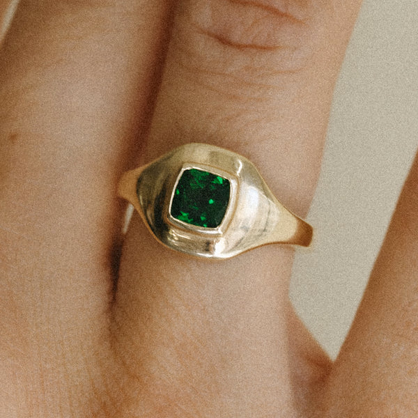 Starling TSAVORITE RIPPLE SIGNET RING